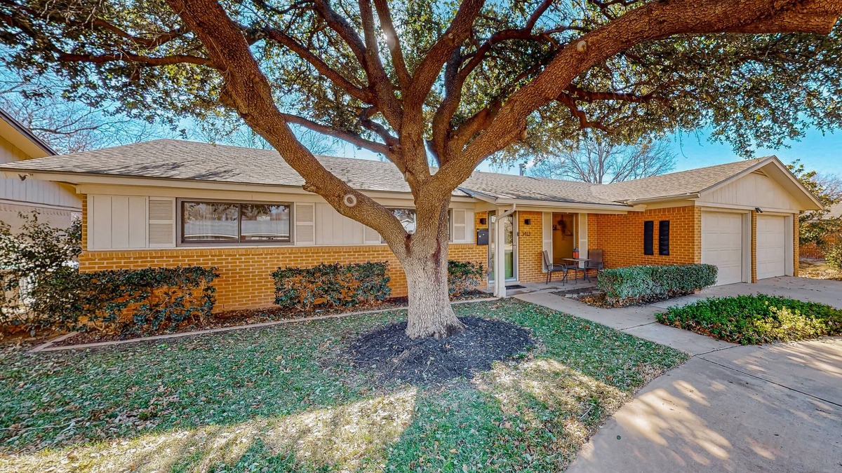 Lubbock House | Melonie Park dog-friendly home near Texas Tech with yard, grill, jetted tub, AC