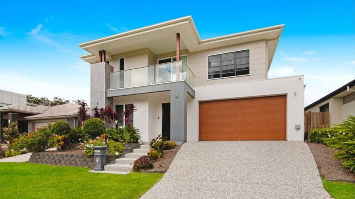 Pimpama House | Melville · 5 brm Luxury Family Home, Close to Theme Parks, Golf Club, Beaches