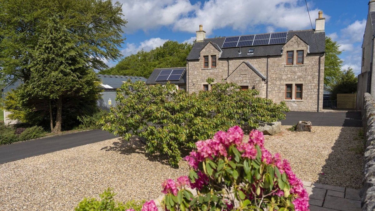 Airth Cottage | Melville Lodge - a cottage that sleeps 6 guests in 3 bedrooms