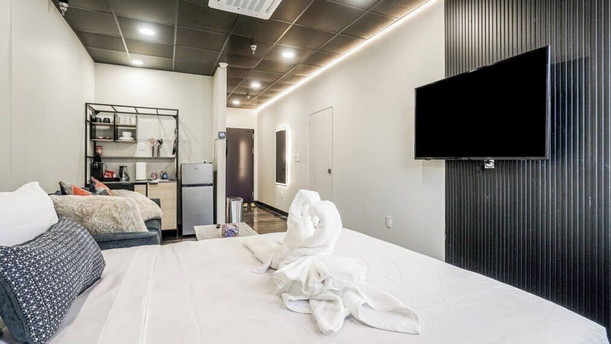North Oakland Apartment | Melwood Suites Unit 104 Studio
