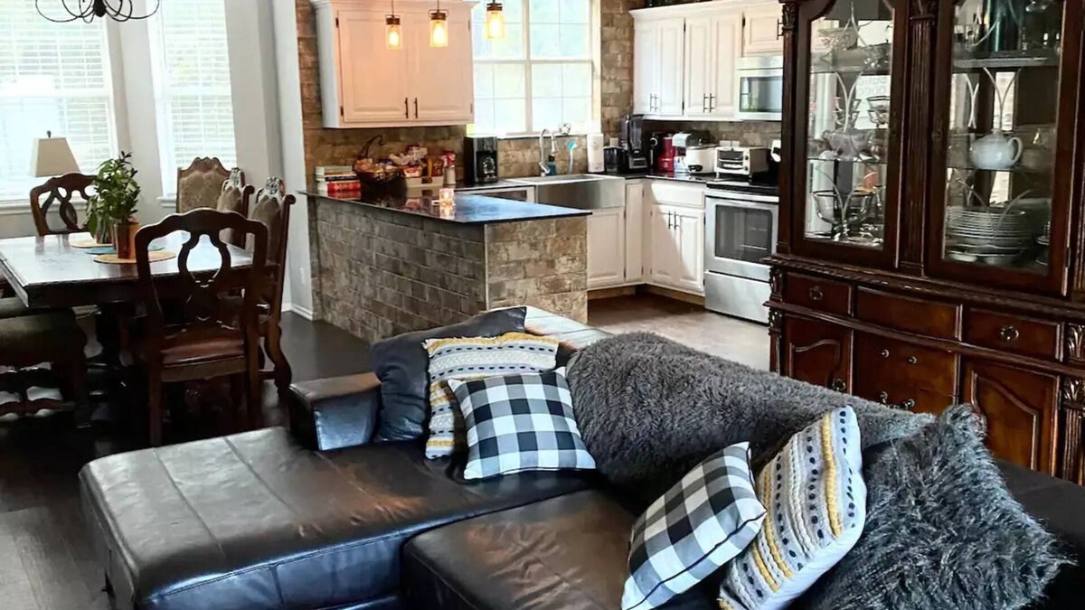 Edmond House | Meme's B&B in the Forest- Pool and Spa!
