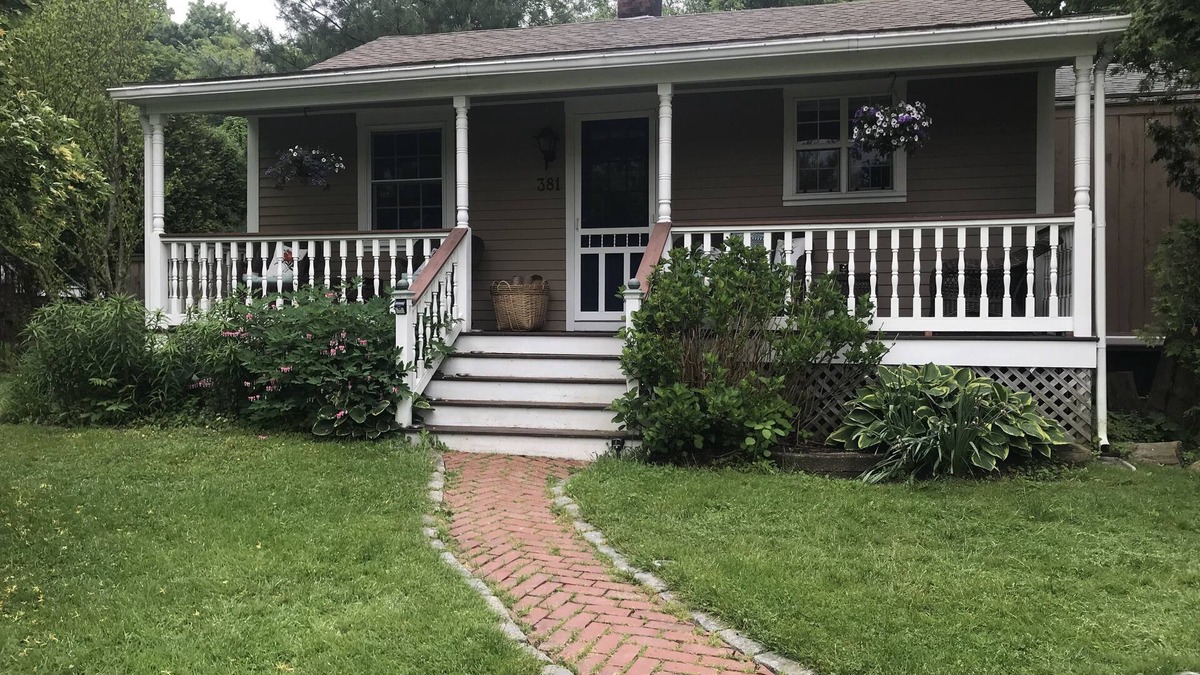 Middletown Cottage | Memorable Cottage near Third Beach & Satchuset Pt. Reserve