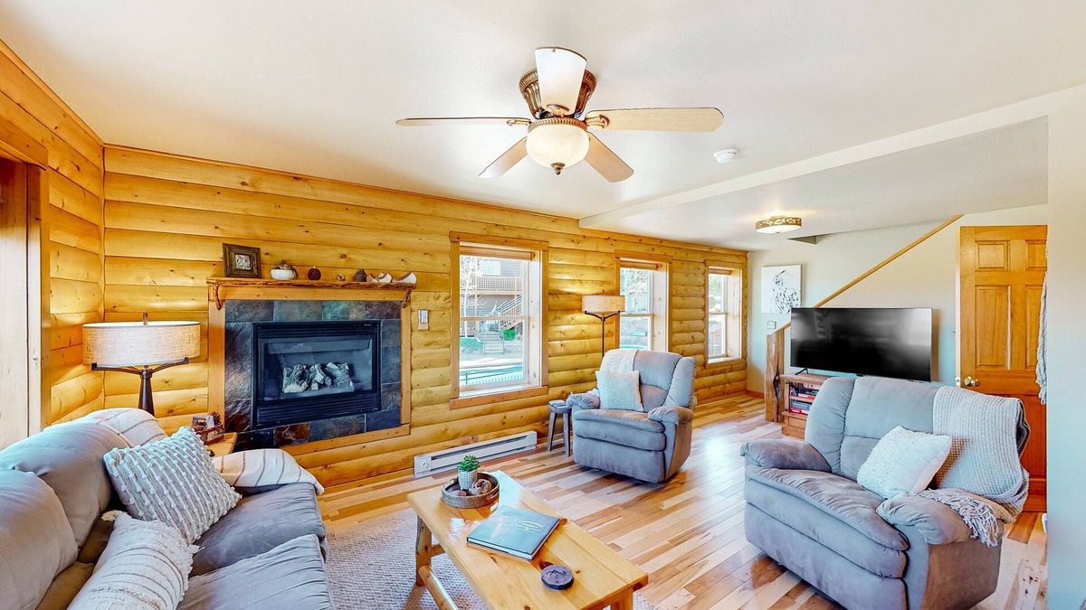 Estes Park Condo | Memorable mountain condo with 2 fireplaces, lovely views, W/D, & pool access
