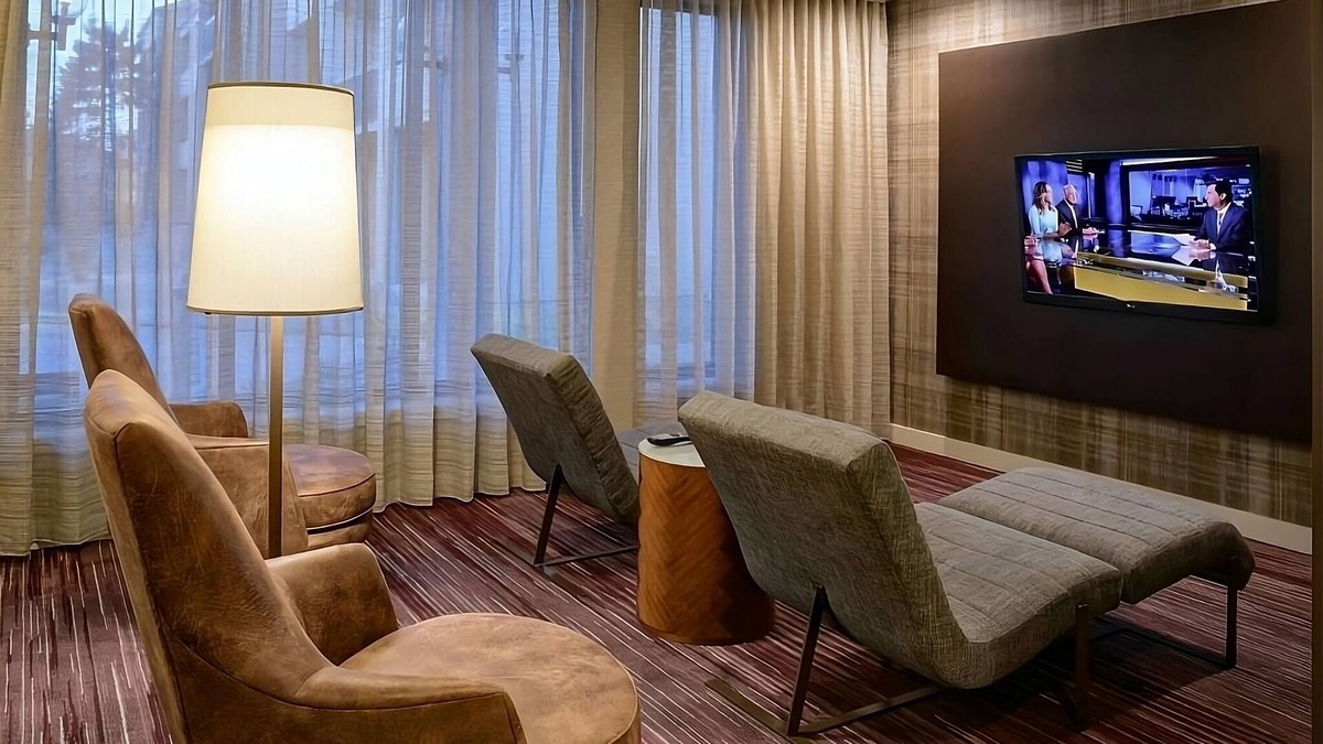 South Kansas City Hotel | Memorable Stay! Free Parking, Pool, Short Drive To Harry S. Truman Farm Home!