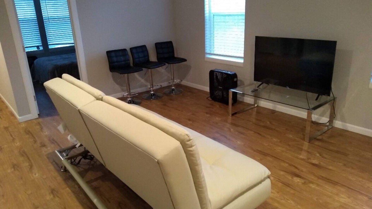 Renton House | ⁂ Memory Foam Bed, Blackout Curtains & Smart TV