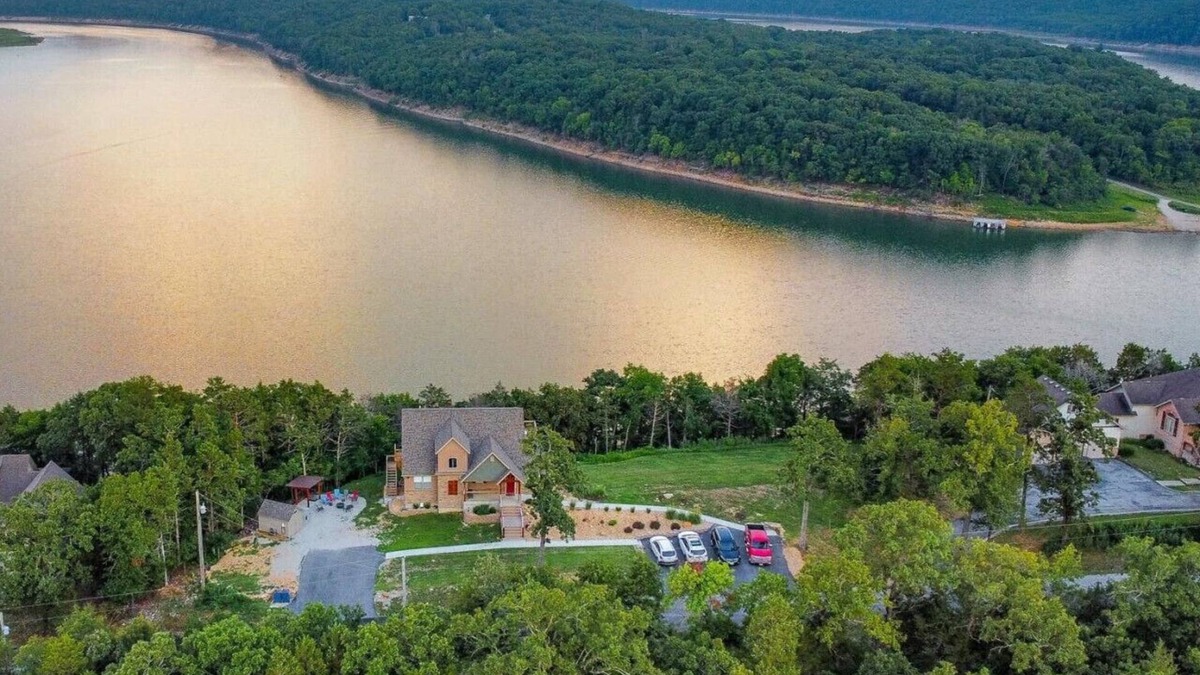 Kirbyville House | Memory Maker 12 min from downtown- King Suites- Firepit & Hot Tub