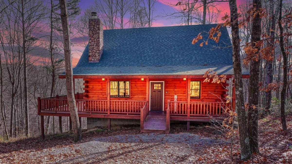 Logan Cabin | Memory Ridge Retreat, Sleeps 8, Walking Distance to Old Man's Cave
