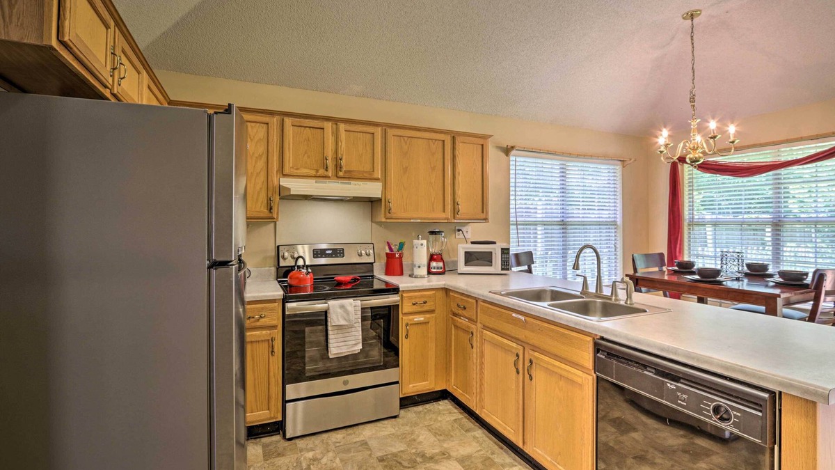 Lakes of Forest Hill Cottage | Memphis House w/Yard 25 Minutes to Beale Street!
