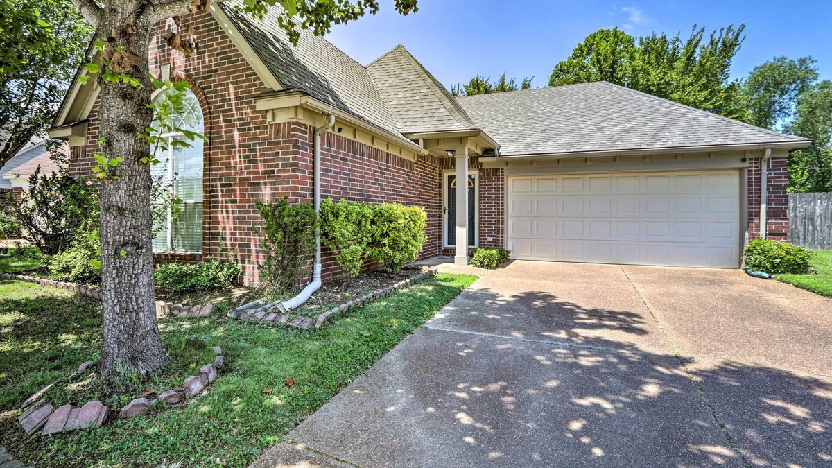 Lakes of Forest Hill House | Memphis House w/Yard 25 Minutes to Beale Street!