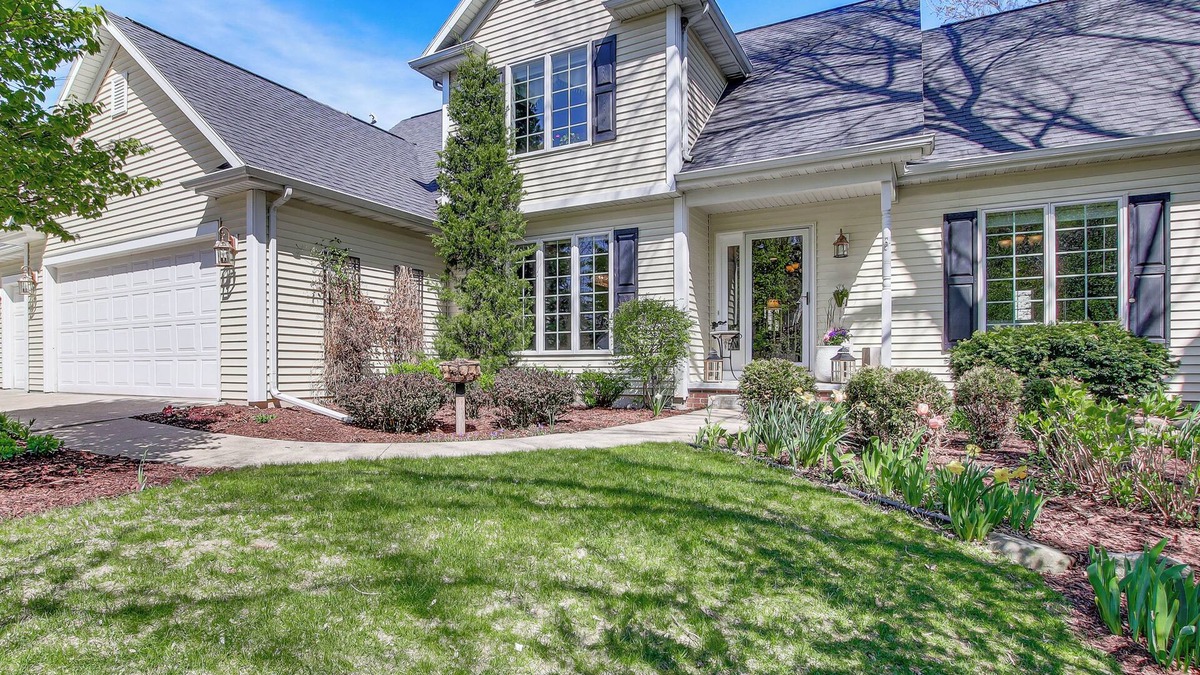 Butte Des Morts House | Menasha Home w/Patio - Walking Distance to Lake!
