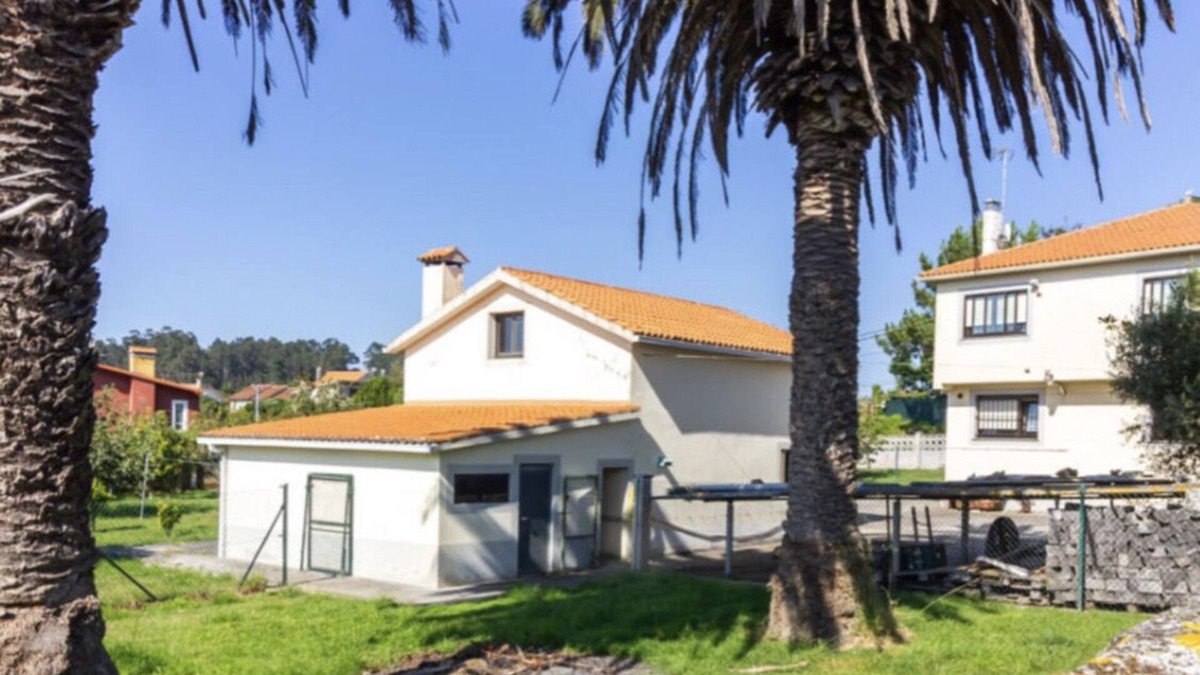 Oleiros House | Mera, house with large garden and 300m from the beaches