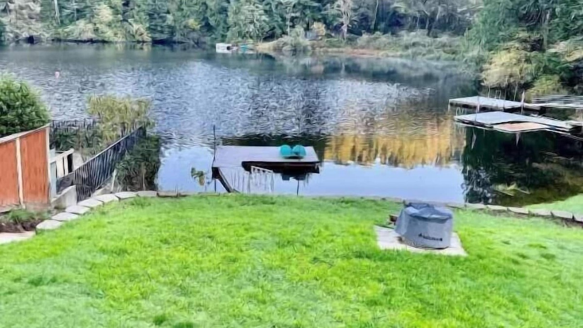 Florence House | Mercer Lakefront with dock, hot tub, pedal boat -Moonshadow Retreat