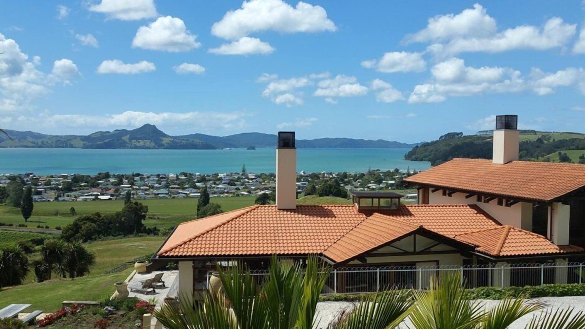 Cooks Beach House | Mercury Ridge - Secluded. Sun-drenched. Splendid.