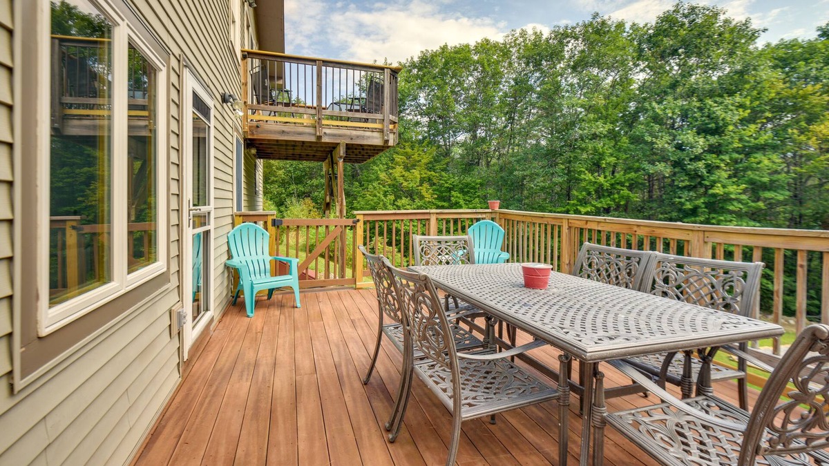 Meredith House | Meredith Home w/Deck: 6 Mi to Lake Winnipesaukee!