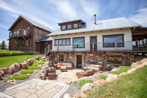 Livingston House | Meredith Ranch Chalet and Guest House