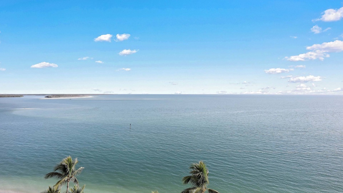 Collier County Condo | Merida unit at Cape Marco w/pool, gym & tennis