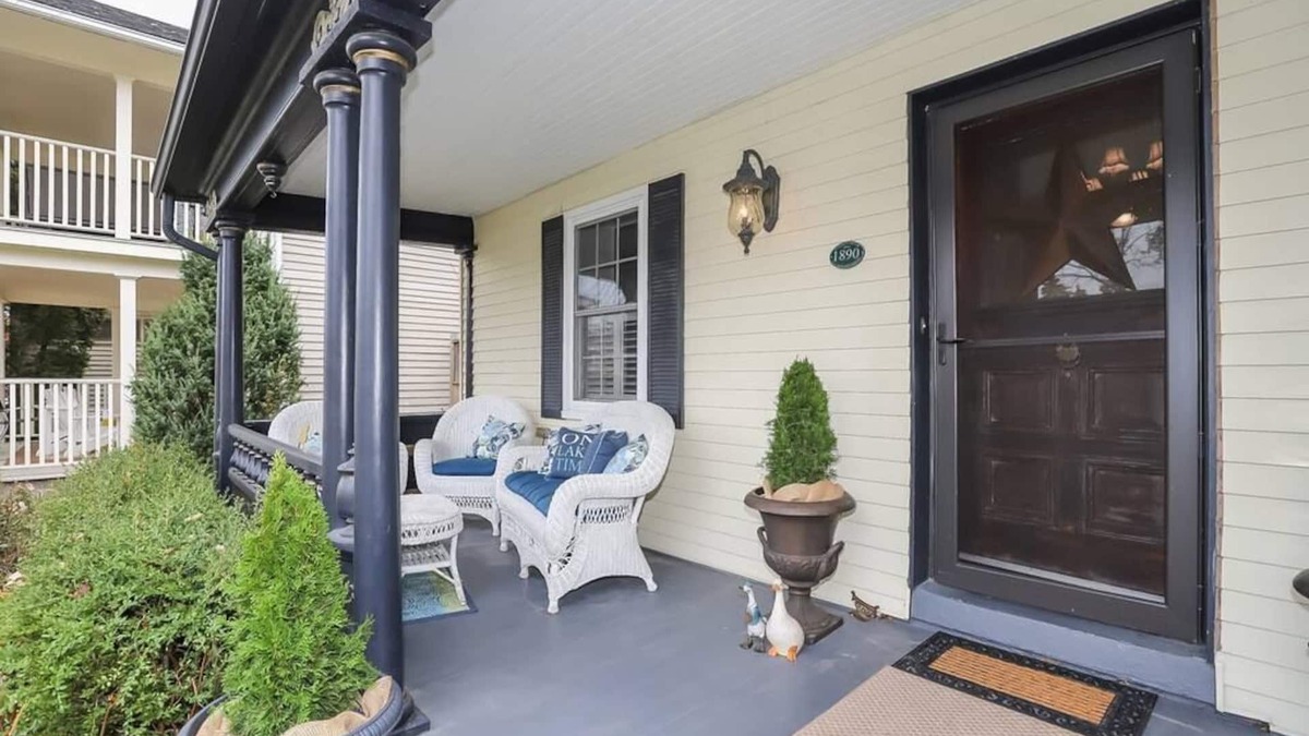 Old Town Historic District House | Meritage House - Excellent Location, King St. NOTL