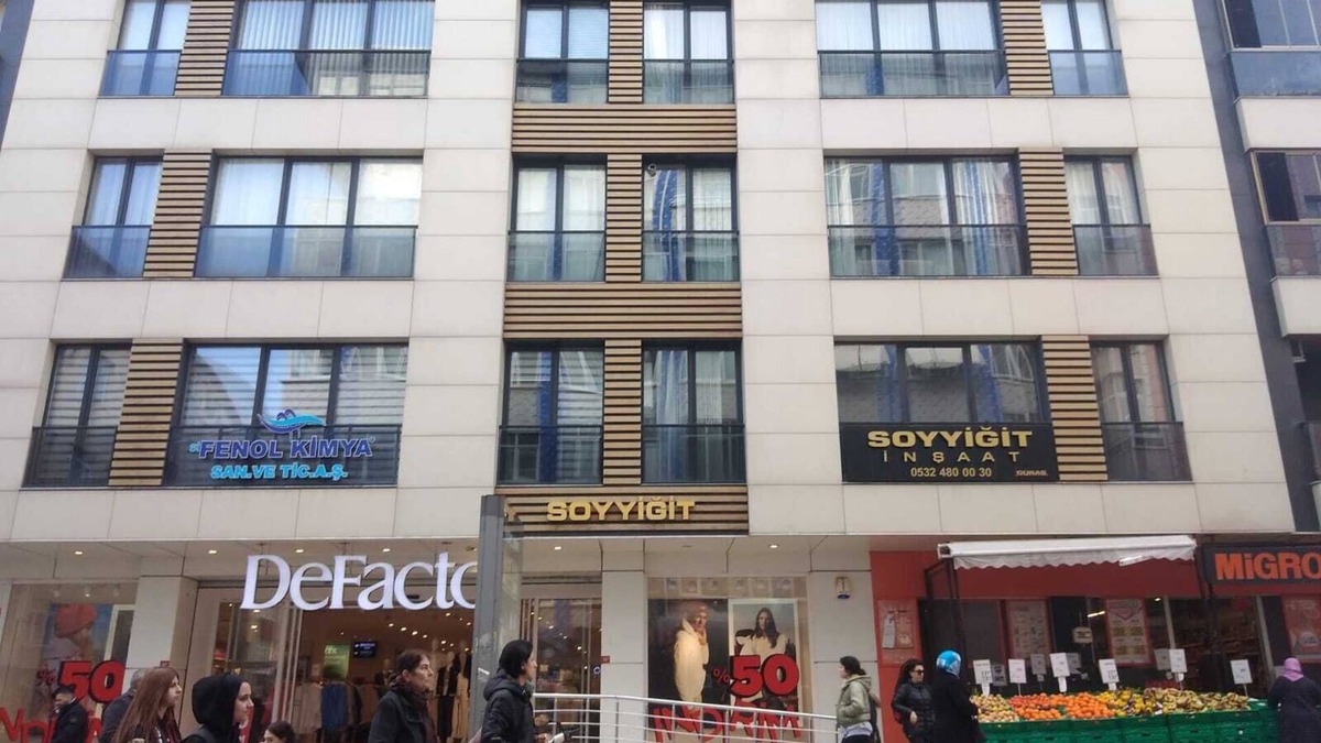Kucukcekmece Apartment | Merkezi konumda çarşının tam üstünde ulaşımı kolay modern daire