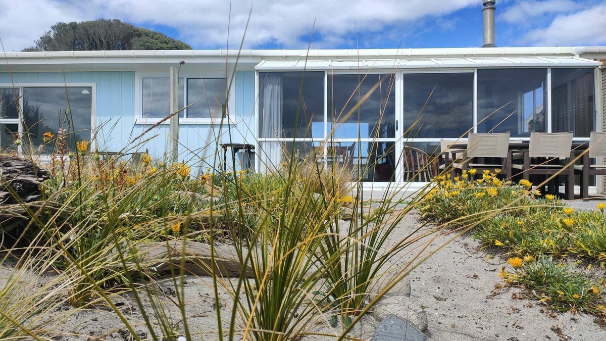 Pukehina House | Merle's Retro Beach Bachn