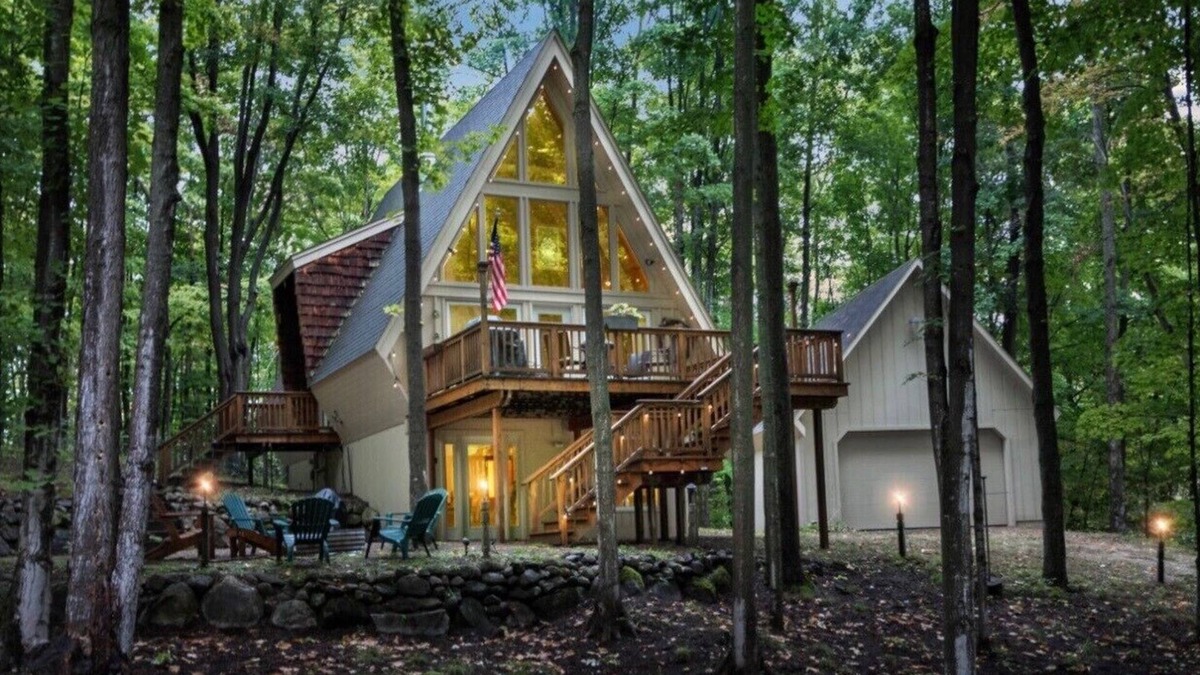 Bellaire Ski Chalet | Merlin Hütte. a MAGICAL a-frame at Schuss Mountain/Shanty Creek Resort