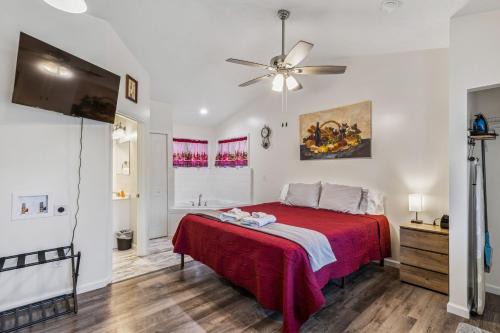 Geneva-on-the-Lake Apartment | Merlot Cottage - GOTL Strip - Lover's Retreat