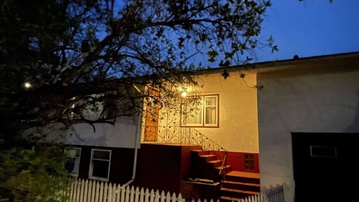 Bridgeland House | Merlot House – Retro Wine-Inspired Stay Near Downtown & Stampede Grounds