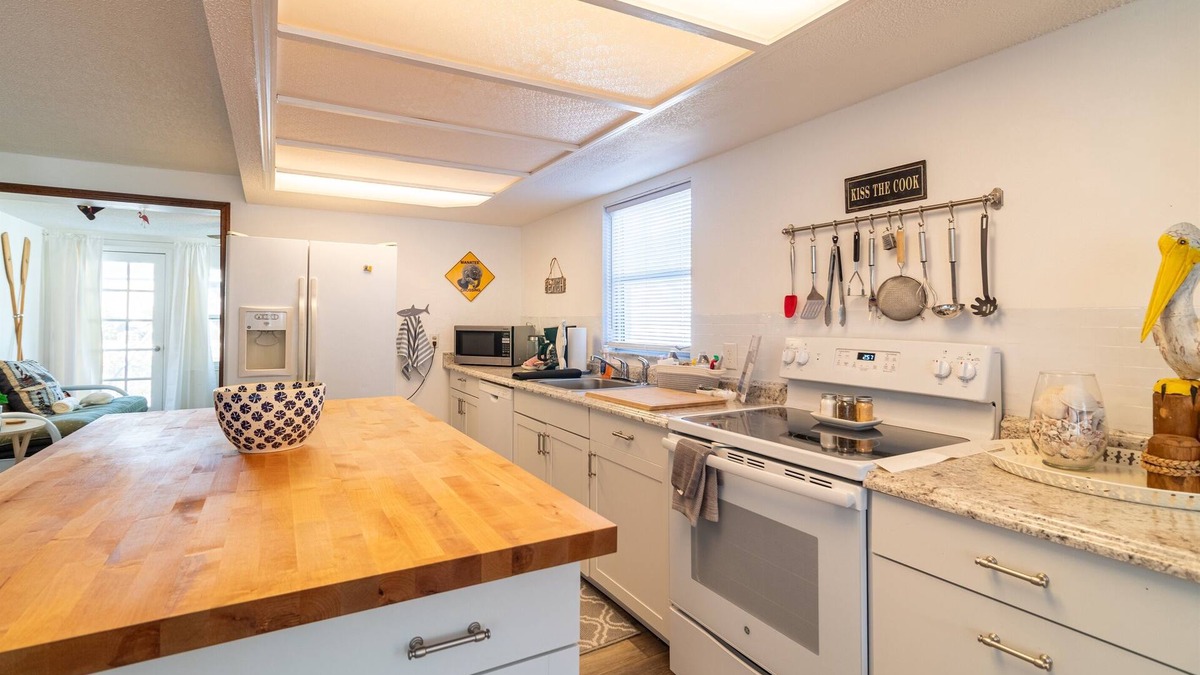 Weeki Wachee Gardens Cottage | Mermaid Cottage - Canal Front