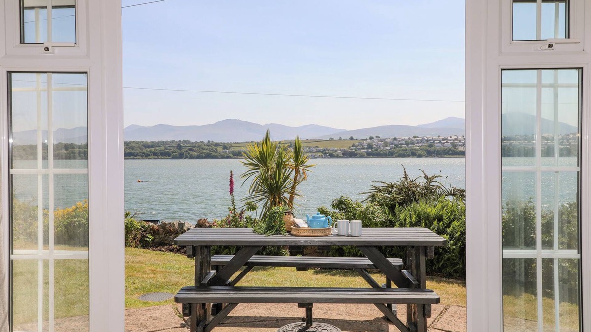 Llanfairpwllgwyngyll Cottage | MERMAID COTTAGE, family friendly, with a garden in Brynsiencyn