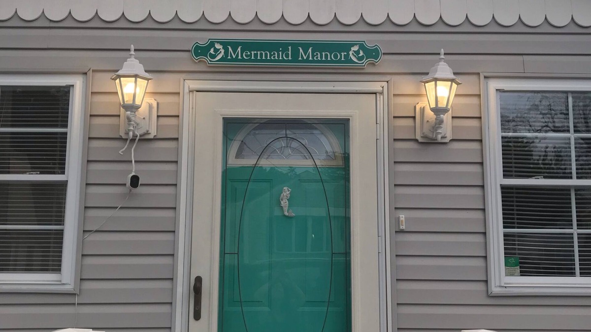 Villas House | Mermaid Manor, more charming than ever! Dog friendly, short walk to the bay!