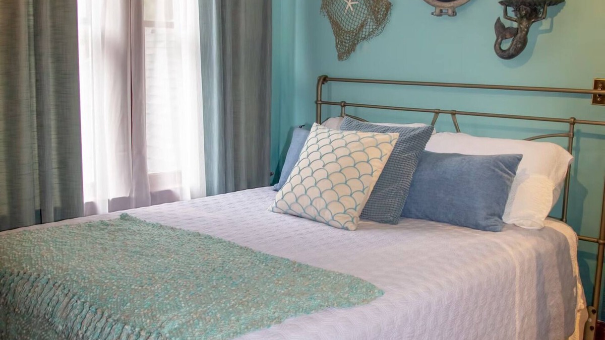 Oakland Apartment | Mermaid Room in Central Florida's Historic Gem & wedding venue- The Oakland Manor House