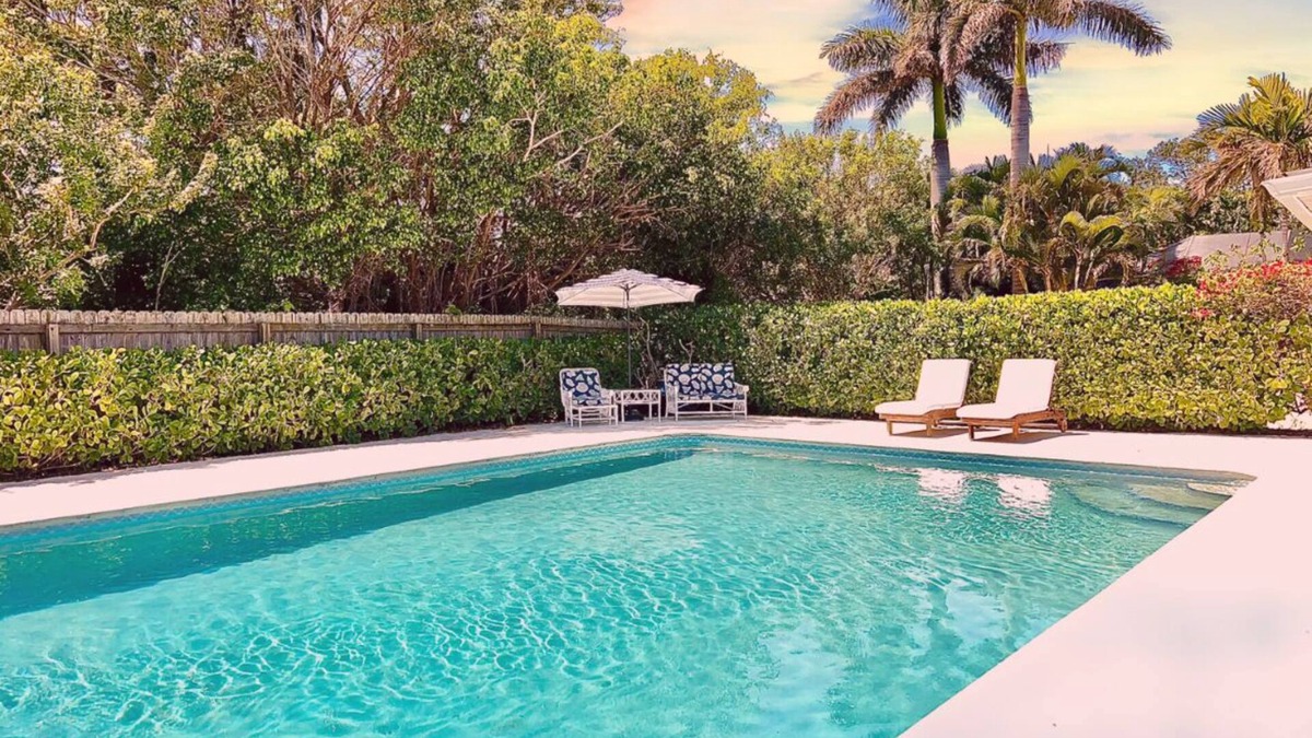Cocoa Isles House | Mermaids' BeachHouse: Walk2Beach Pool KingBed