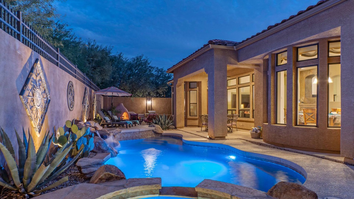 Las Sendas House | Mesa: TVs & King Beds All BRs, Heated POOL, Spa, Kiva Fireplace, Putting Green, Bikes