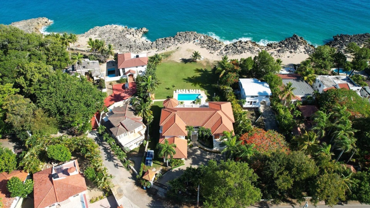 Playa Chiquita Villa | Mesmerizing ocean-front villa with sea-side jacuzzi and fire pit