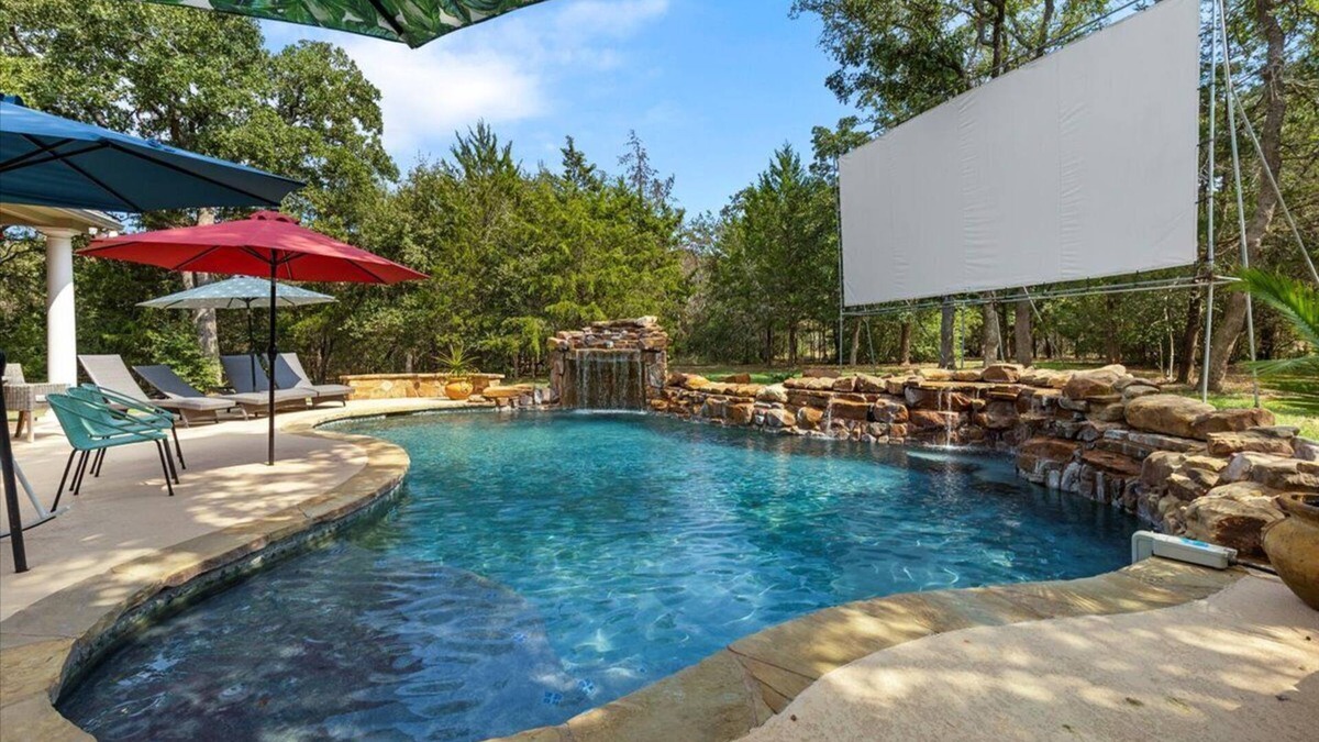 Cedar Creek House | Mesquite Retreat: Close to Austin and COTA: Fun, Family, and Friends,