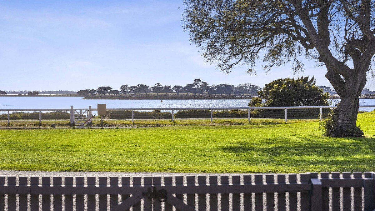 Queenscliff Cottage | Message to enquiry how you can have a few nights stay for FREE !
