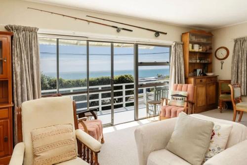 Oakura Villa | Messenger Magic - classic 5BR Kiwi bach
