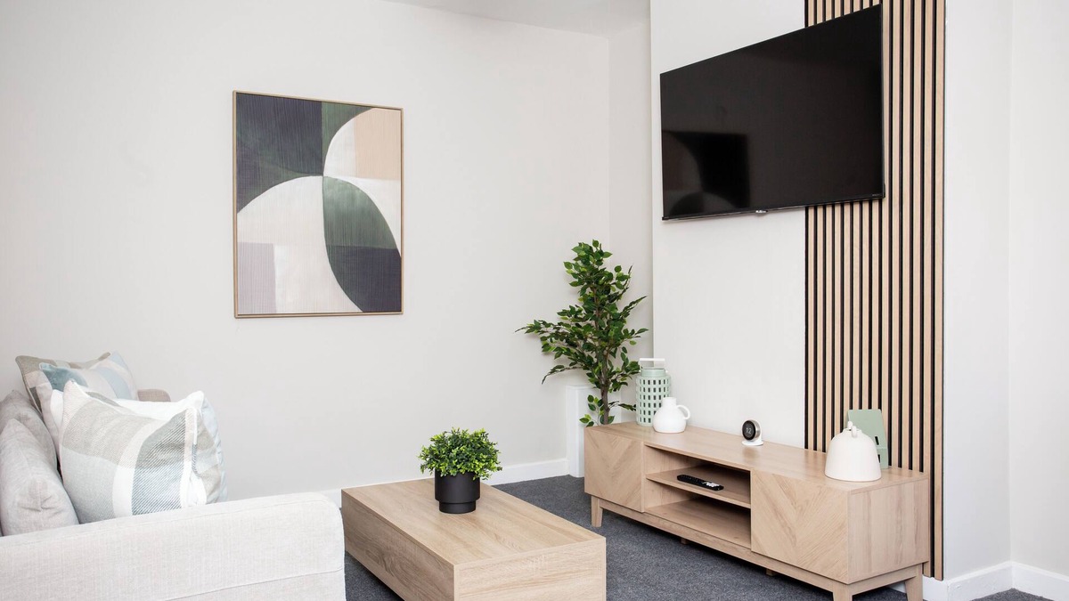 Consett House | Metcalfe Haven offers a cozy retreat in the heart of Consett. This peaceful home is perfectly situated for exploring the stunning landscapes of County Durham, with nearby nature walks, historical sites, and scenic views.