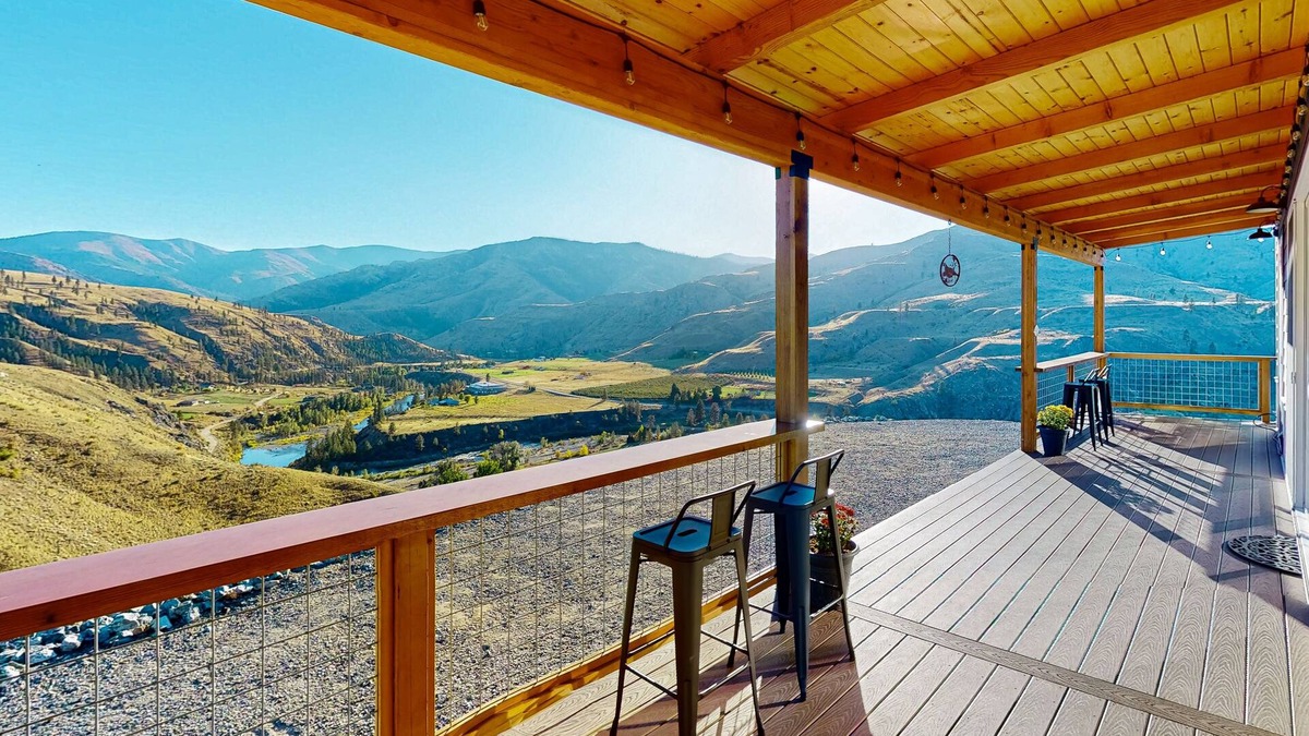 Pateros House | Methow River Ranch home with river access & beautiful deck - dog-friendly