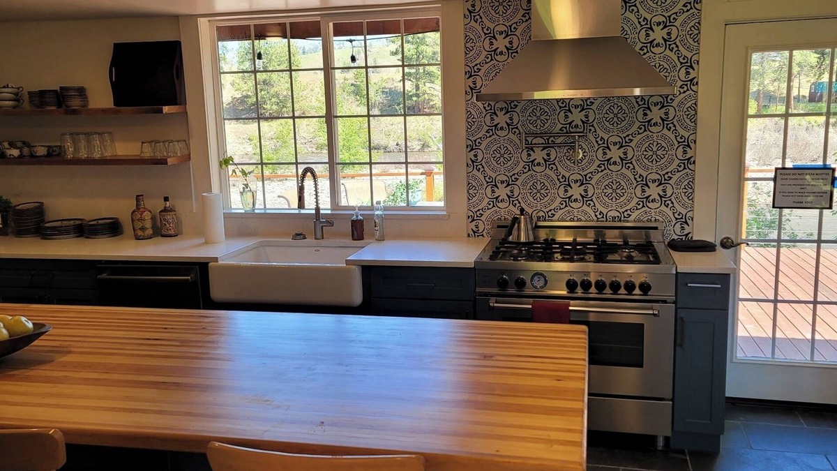 Carlton House | METHOW VALLEY RIVER HOUSE W/84' River DecknSleeps10 Inside, and Pet friendly.