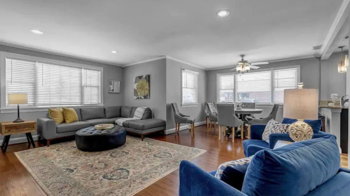 Clarence Apartment | Meticulous Main St Ranch 3 Bd Lux Apt Front Unit