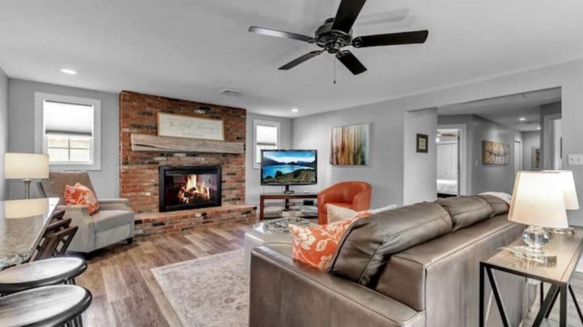 Clarence Apartment | Meticulous Main St. Ranch 2 Bedroom Luxury Apt. Rear Unit
