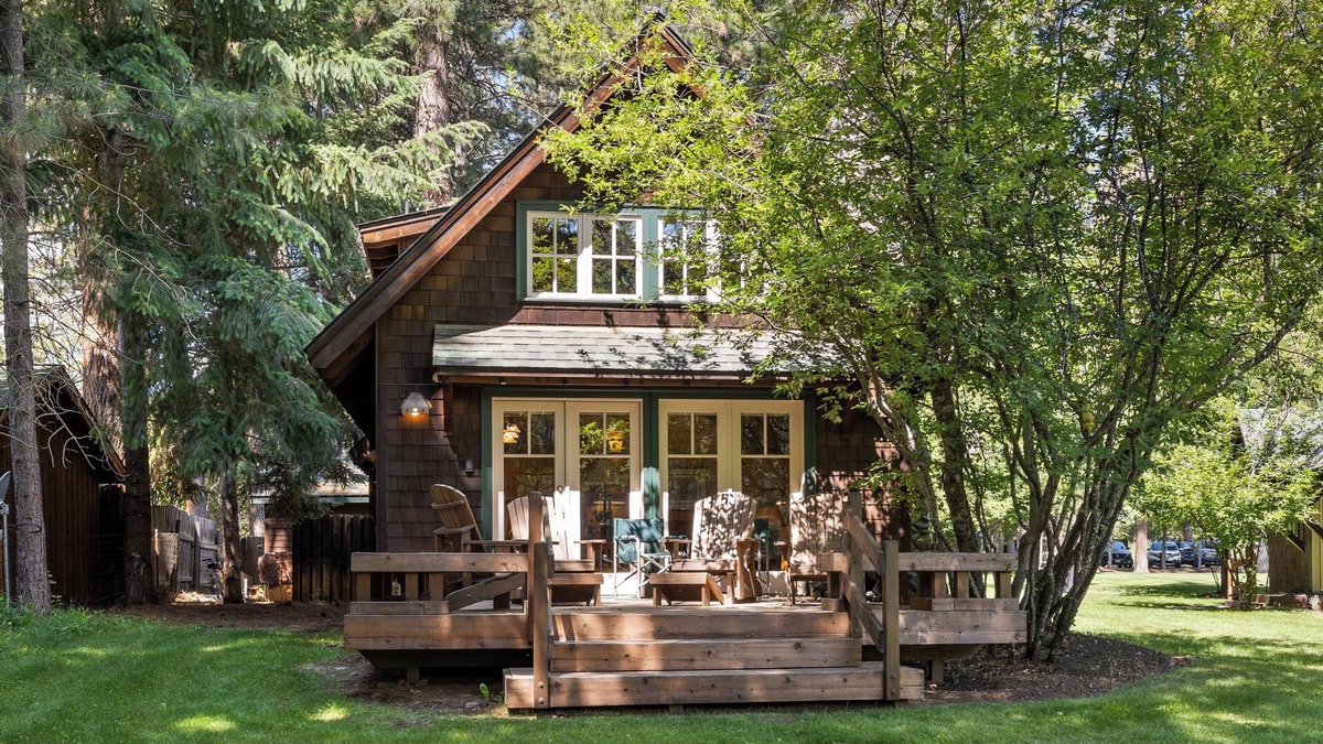 Camp Sherman Cabin | Metolius River Resort Cabin 10 Luxurious cabin on the Metolius River & fireplace
