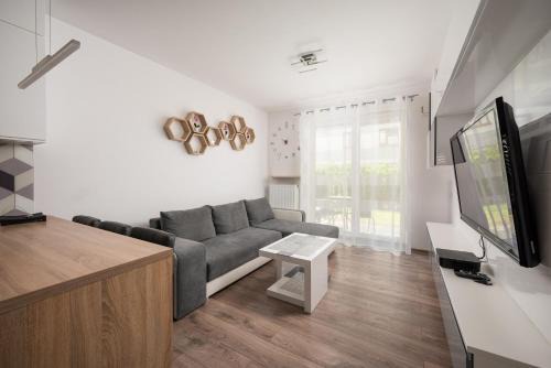 Gorce Apartment | Metro Bemowo Apartment with Garden by BookingHost