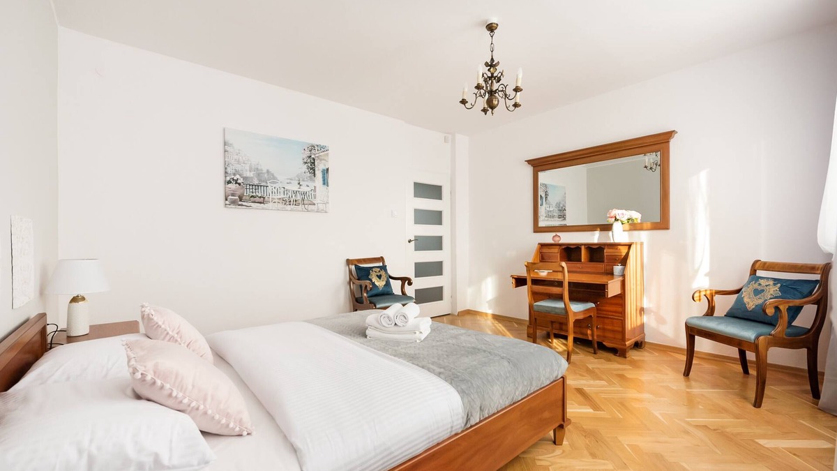 Targowek Apartment | Metro Zacisze Fausta House with Garden