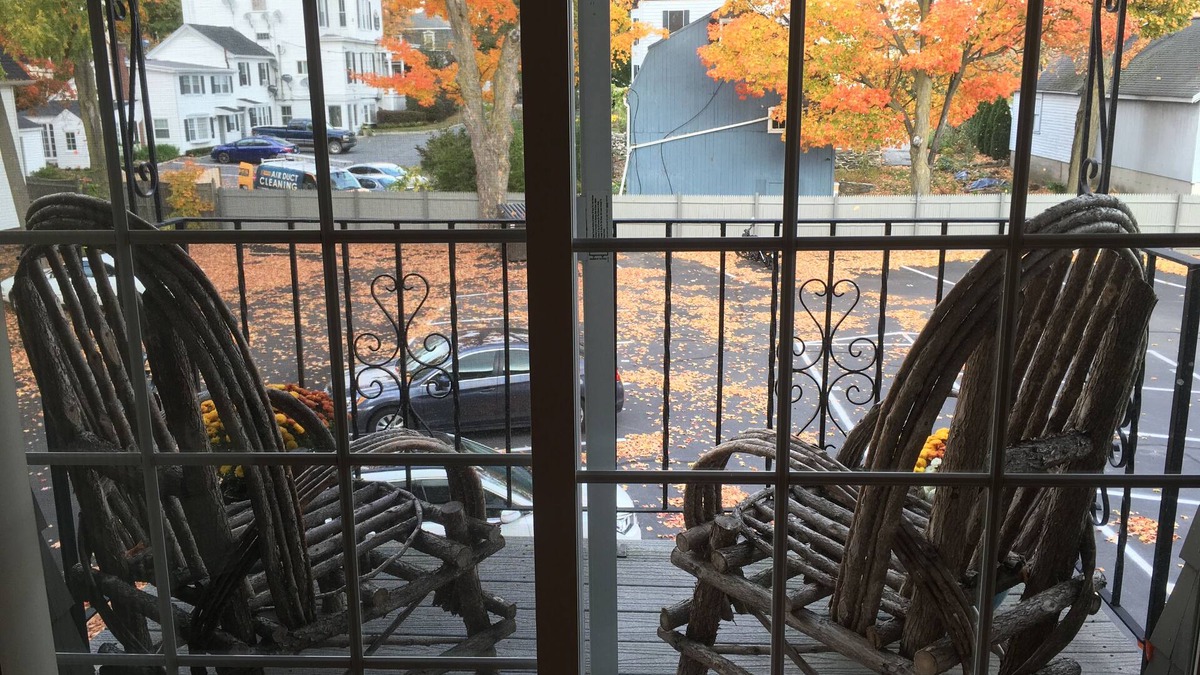 Westborough Condo | Metrowest Nest - A Cozy 1 bedroom condo + parking near commuter rail