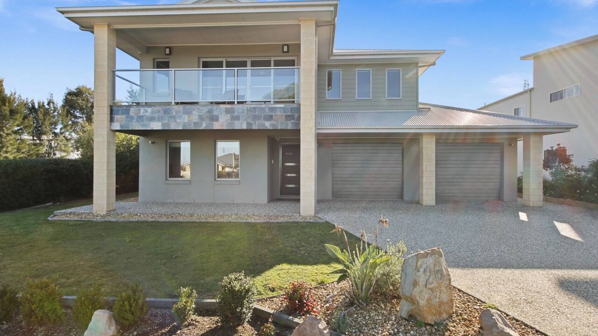 Metung House | Metung Views, Spa & Country Club Retreat for a perfect getaway!