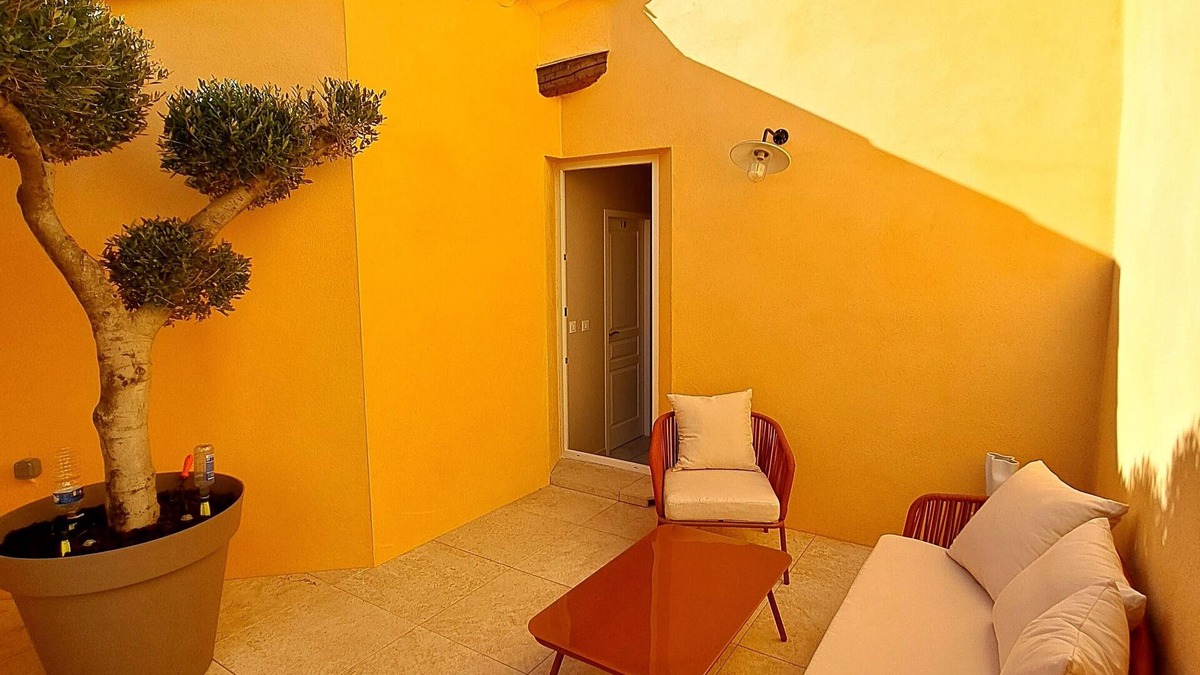 Marseillan House | Meublé de tourisme *, tropézienne-style terrace, large private garage.