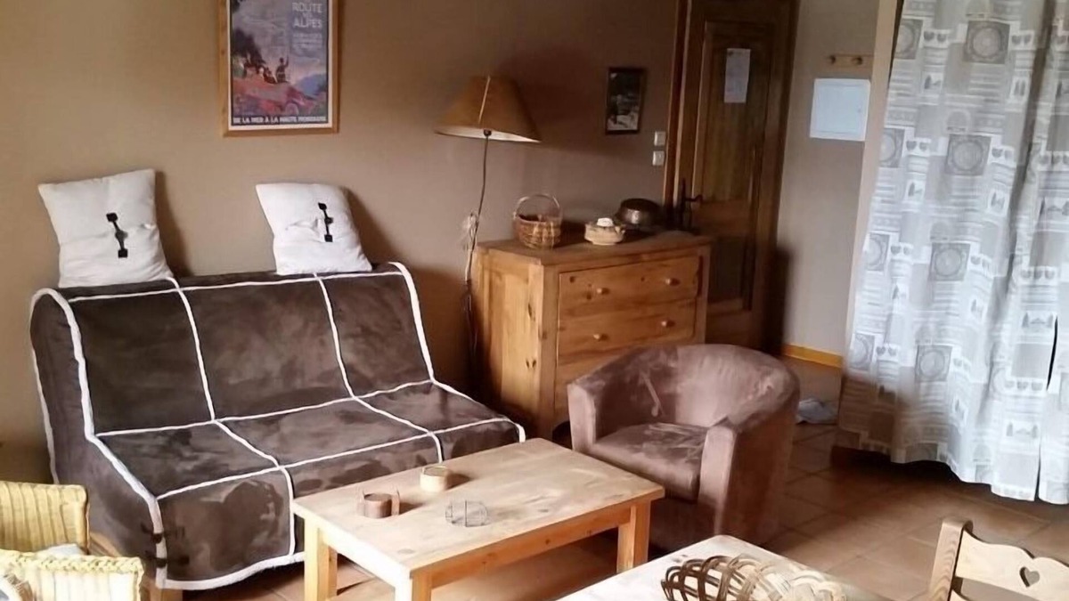 Gap Apartment | Meublé N°4 - Le Refuge-Studio-Ensuite with Shower-Garden view