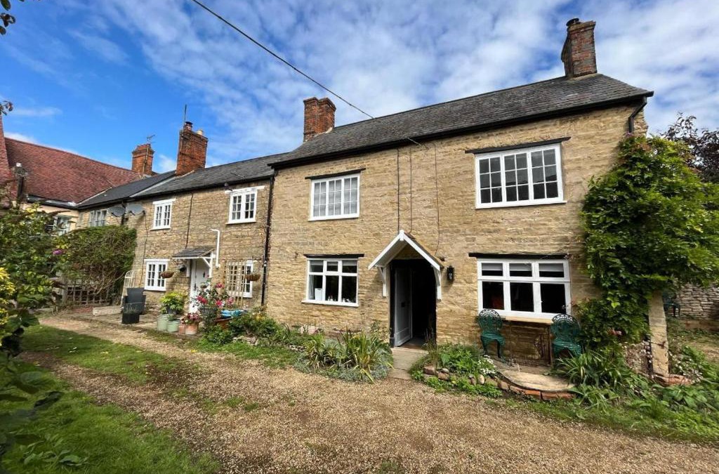 Olney House | Mews Cottage, a 2 bedroom Georgian Cottage which comfortably sleeps 4 located in a quiet courtyard 50 metres from Olney Market Place