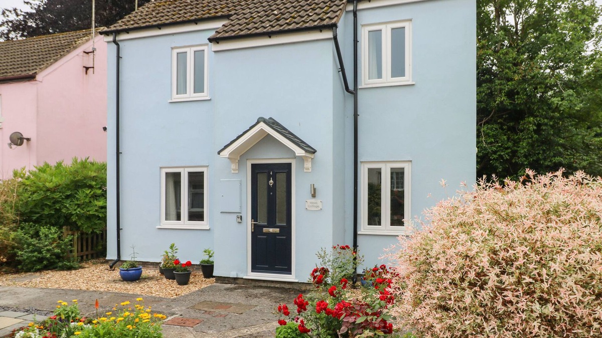 Laugharne Cottage | MEWS COTTAGE, pet friendly, with a garden in Laugharne